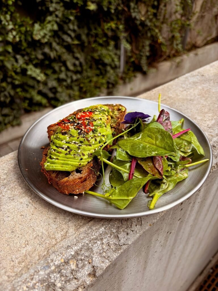 Avocado toast servit la Butter Dorobanti Bucuresti