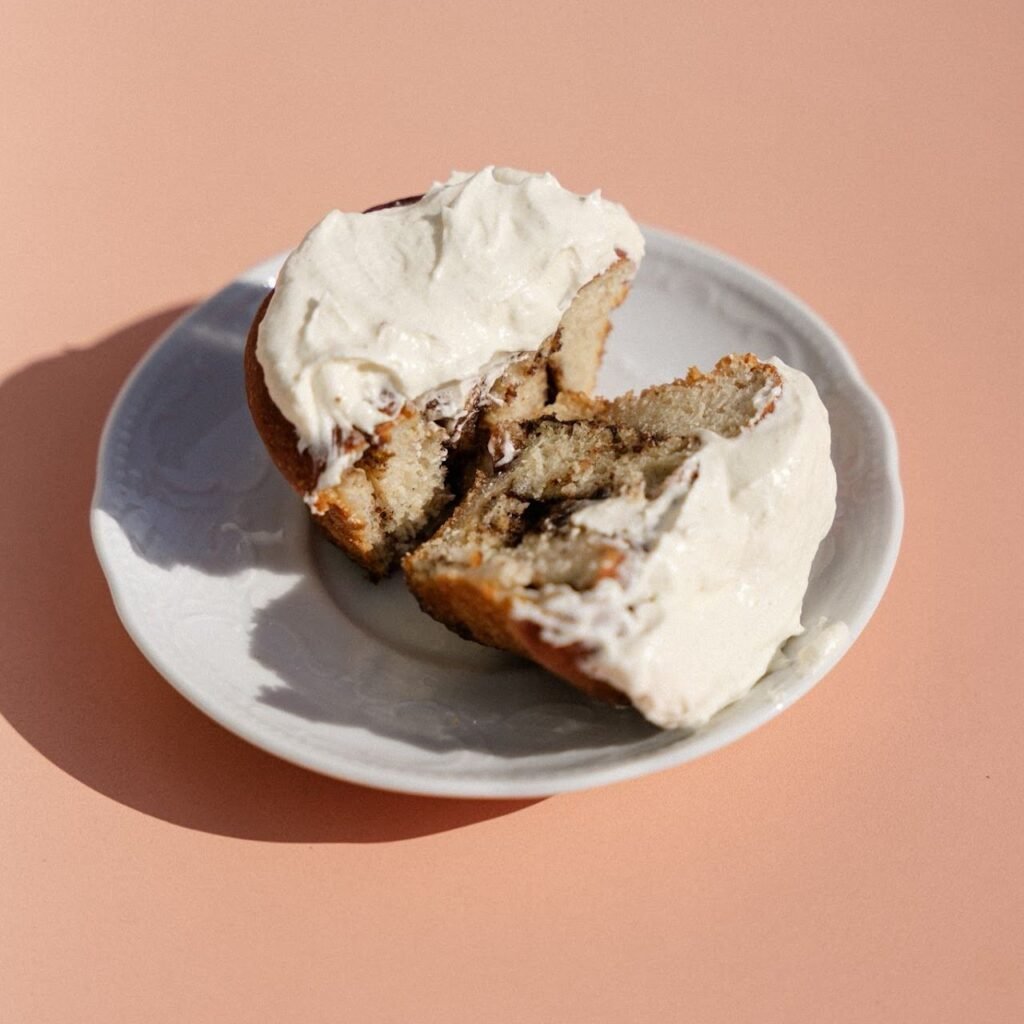 Cinnamon roll servit la Butter Dorobanti Bucuresti