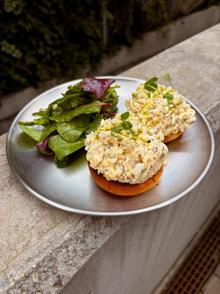 Egg salad on buns servita la Butter Dorobanti Bucuresti