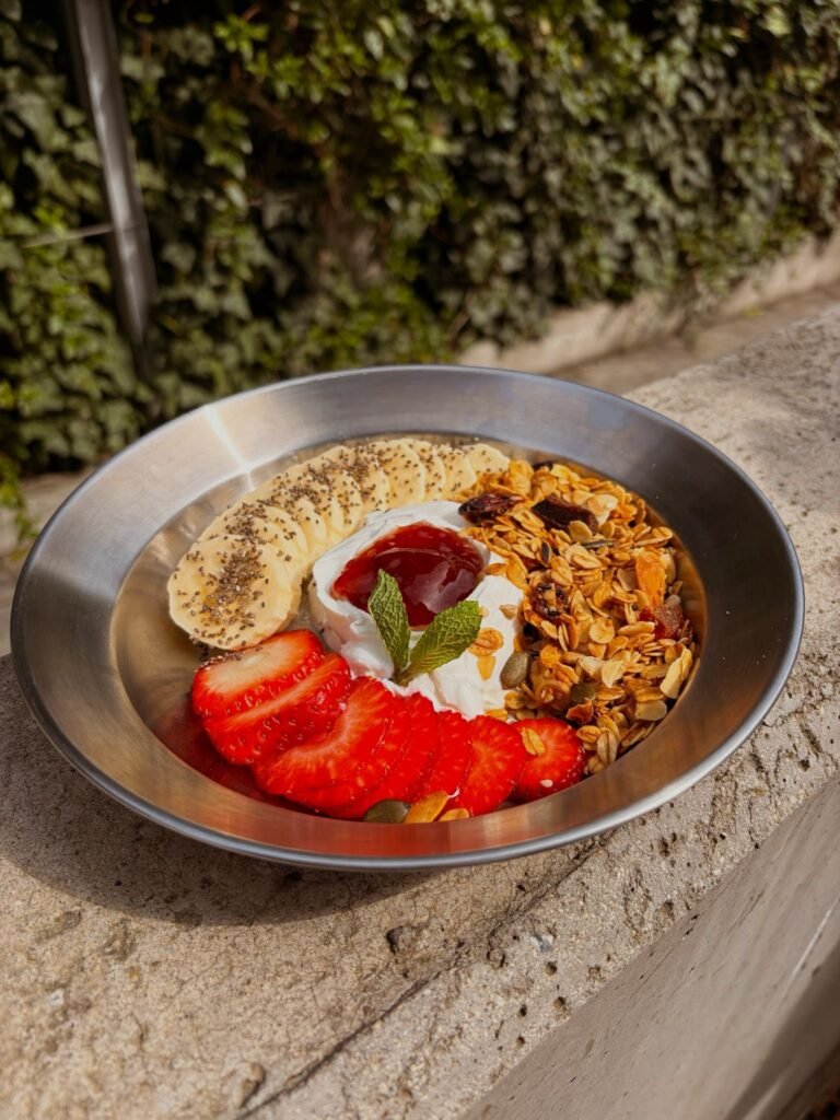Granola cu iaurt grecesc si fructe servita la Butter Dorobanti Bucuresti