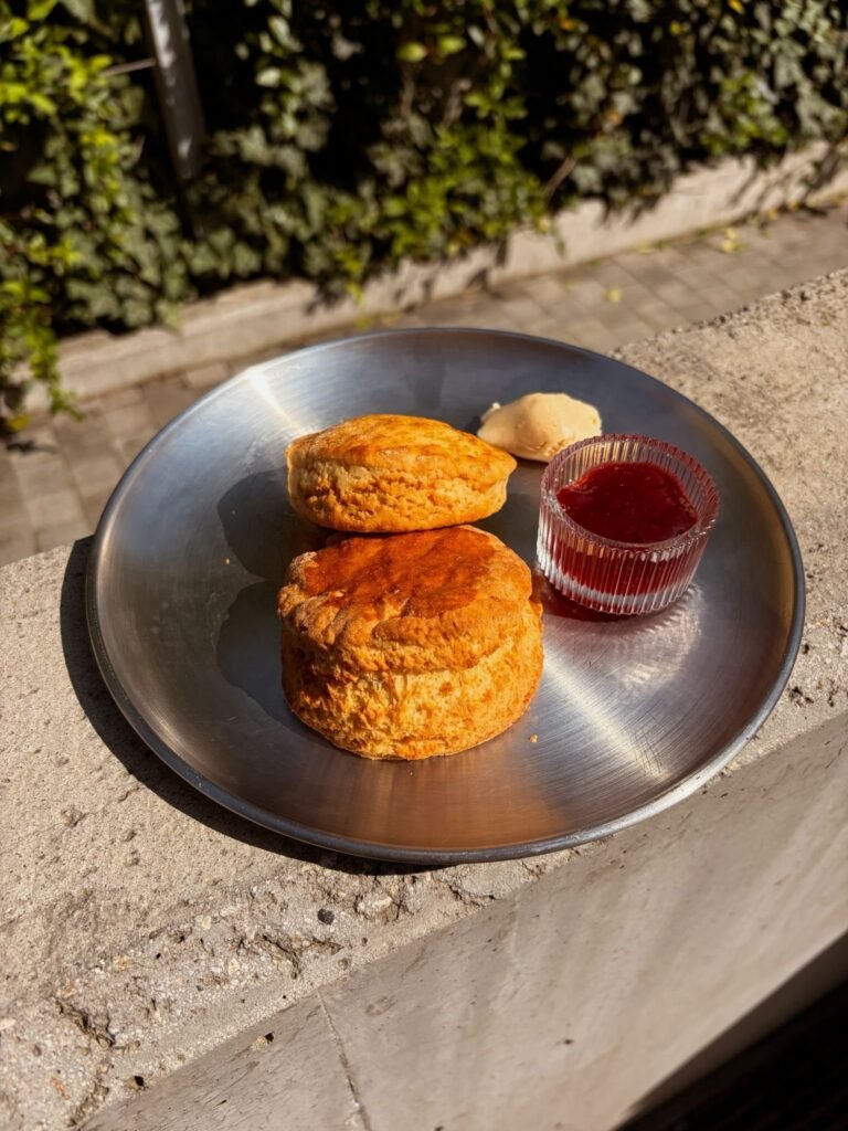Scones cu clotted cream si gem de capsuni servite la Butter Dorobanti Bucuresti