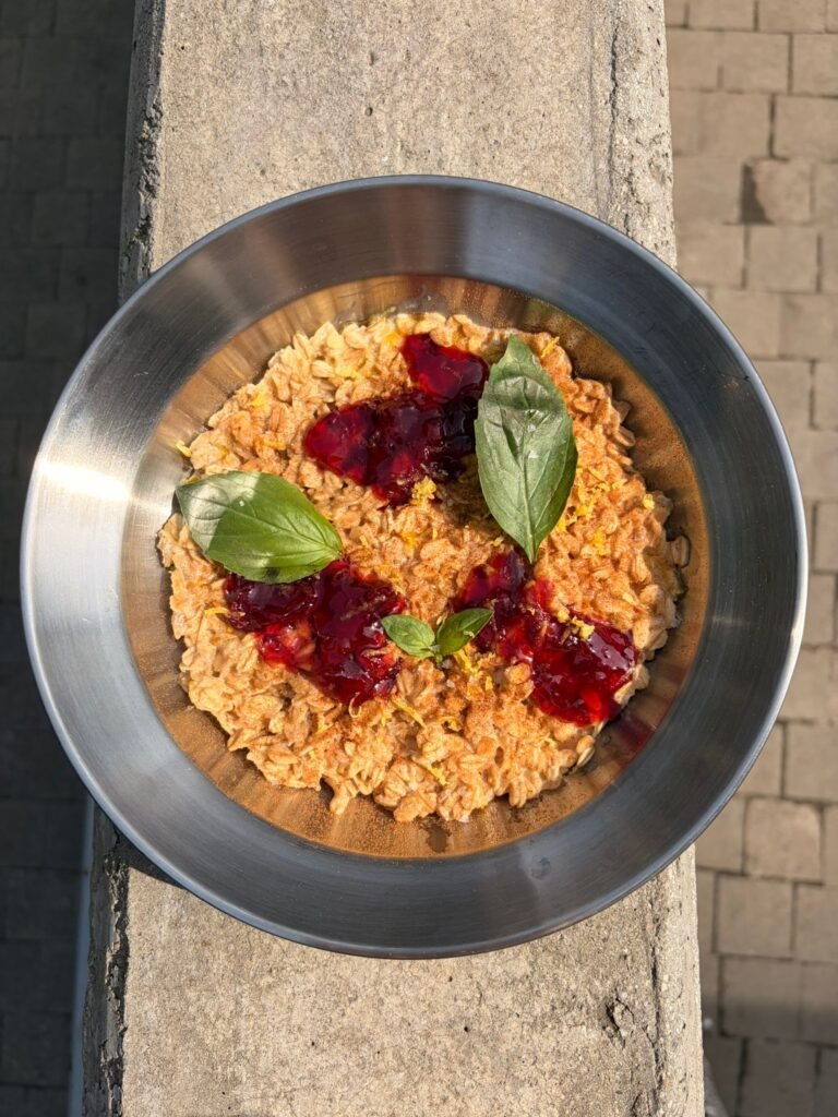 Seasonal oats cu ovaz si topping fructat servit la Butter Dorobanti Bucuresti