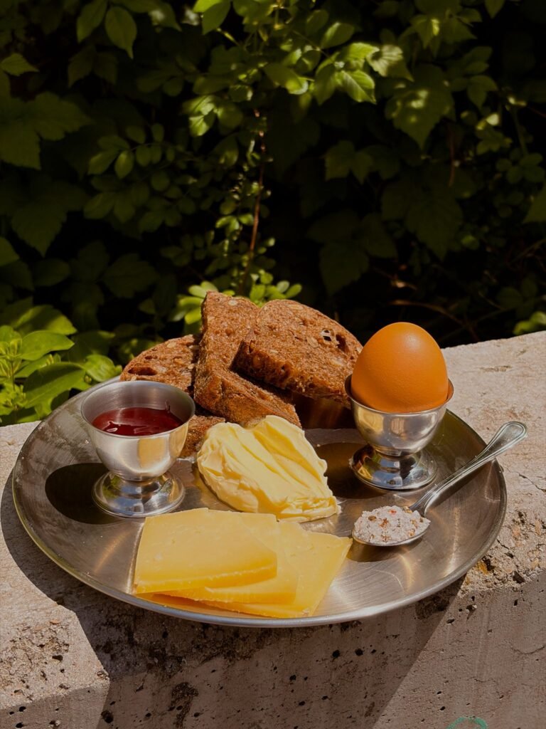 Breakfast plate servit la Butter Dorobanti Bucuresti cu ou, branza si paine cu maia