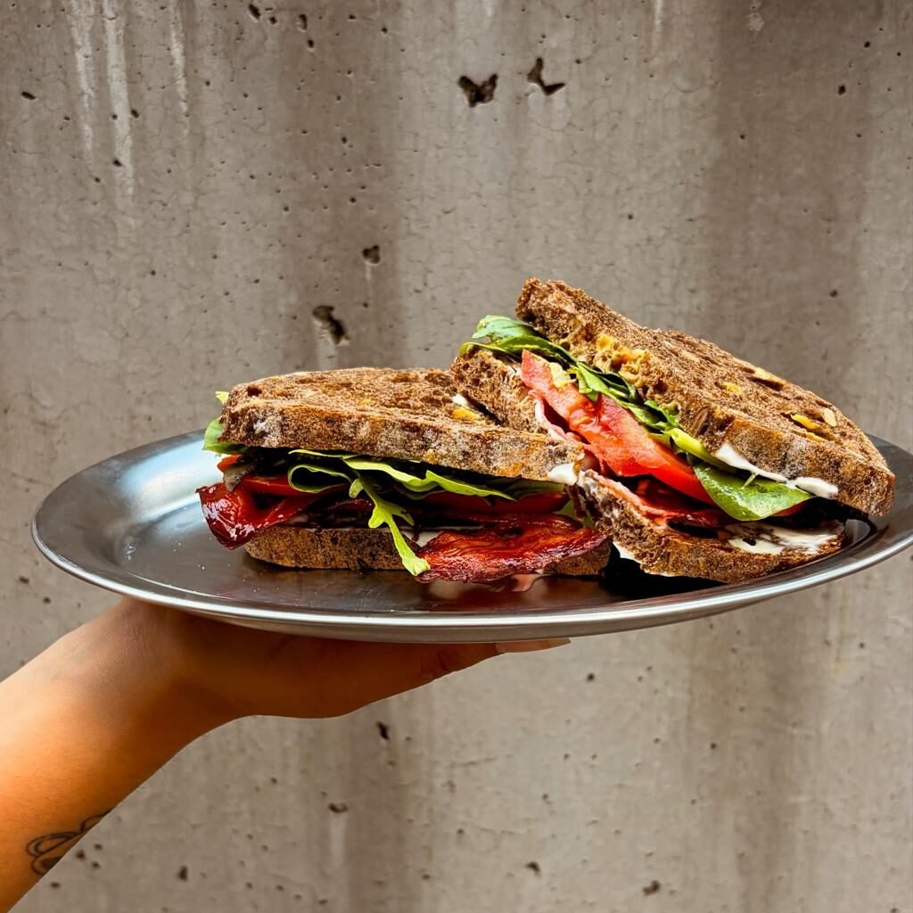 BLT toast servit la Butter Dorobanti Bucuresti