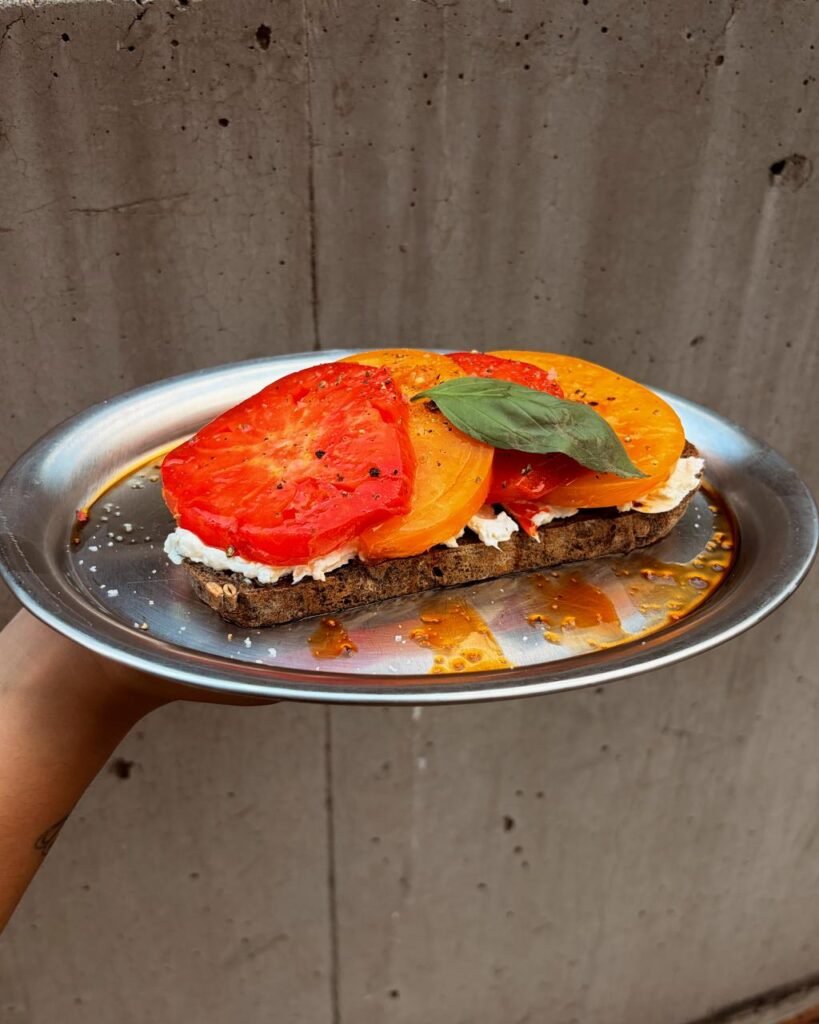 Burrata toast servit la Butter Dorobanti Bucuresti