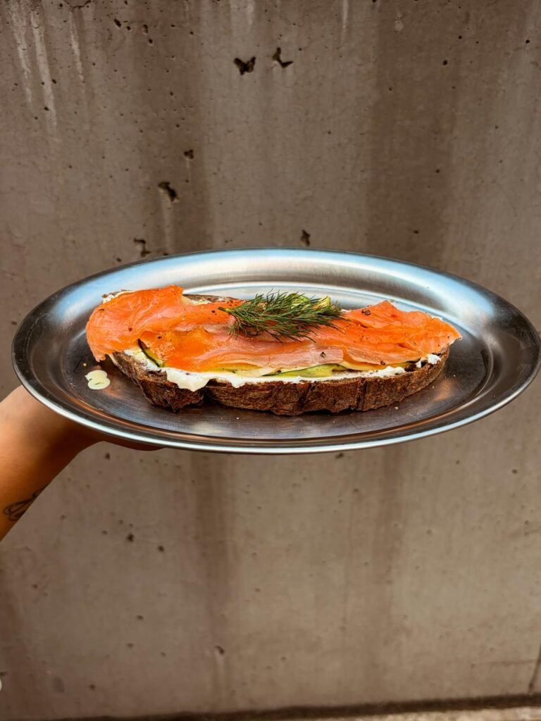 Toast cu somon afumat si zucchini servit la Butter Dorobanti Bucuresti