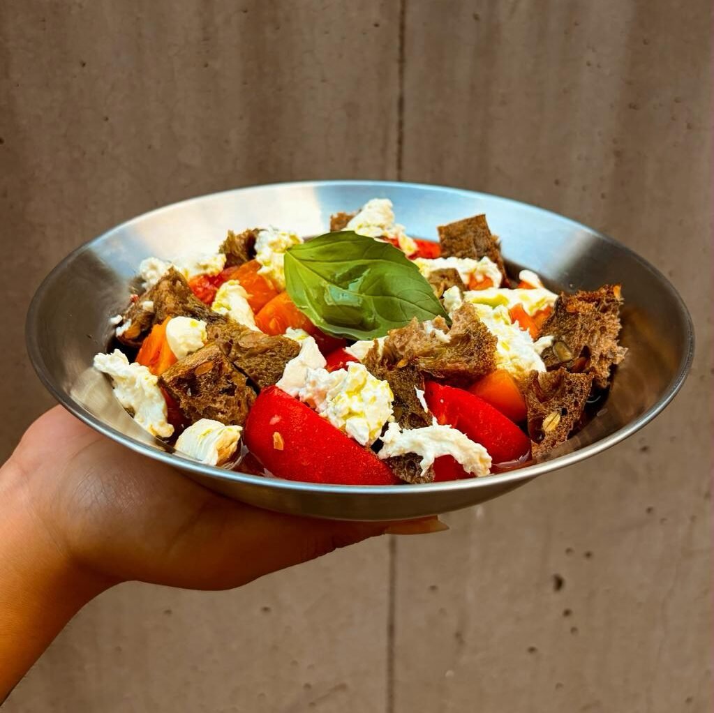 Salata panzanella cu burrata servita la Butter Dorobanti Bucuresti